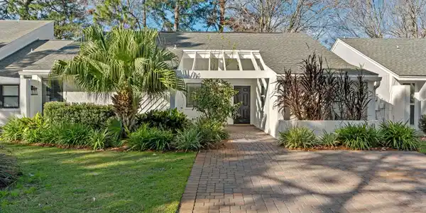 Image 2: ONE level with Fairway and bay views!