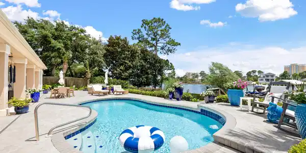 Image 4: Private Pool