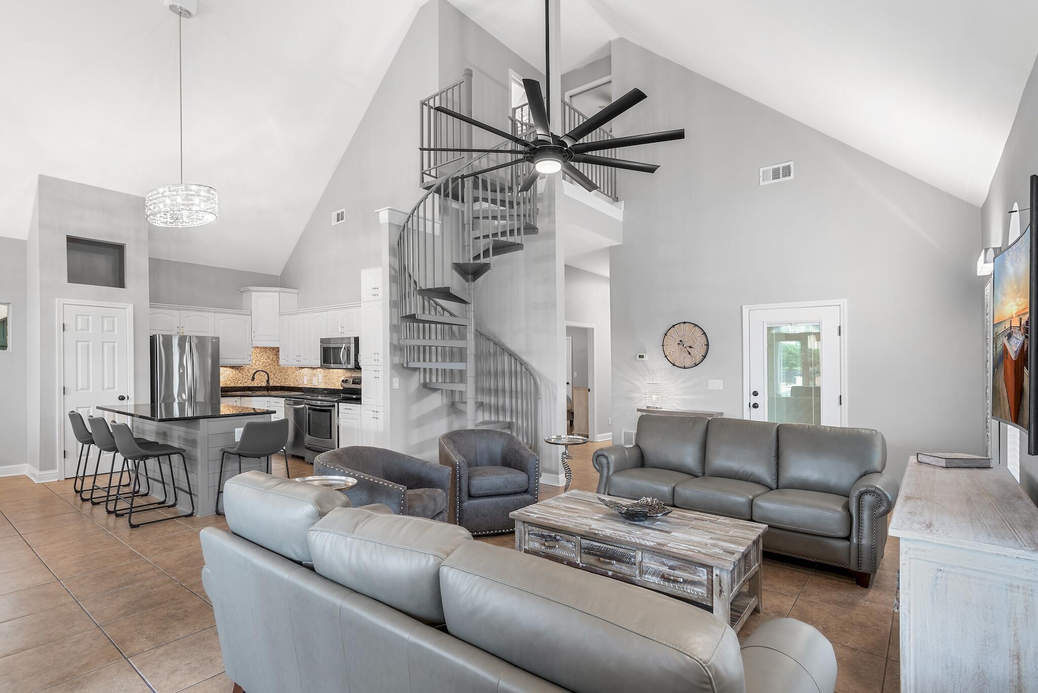 Image 2: 19 Diamond - Living Room