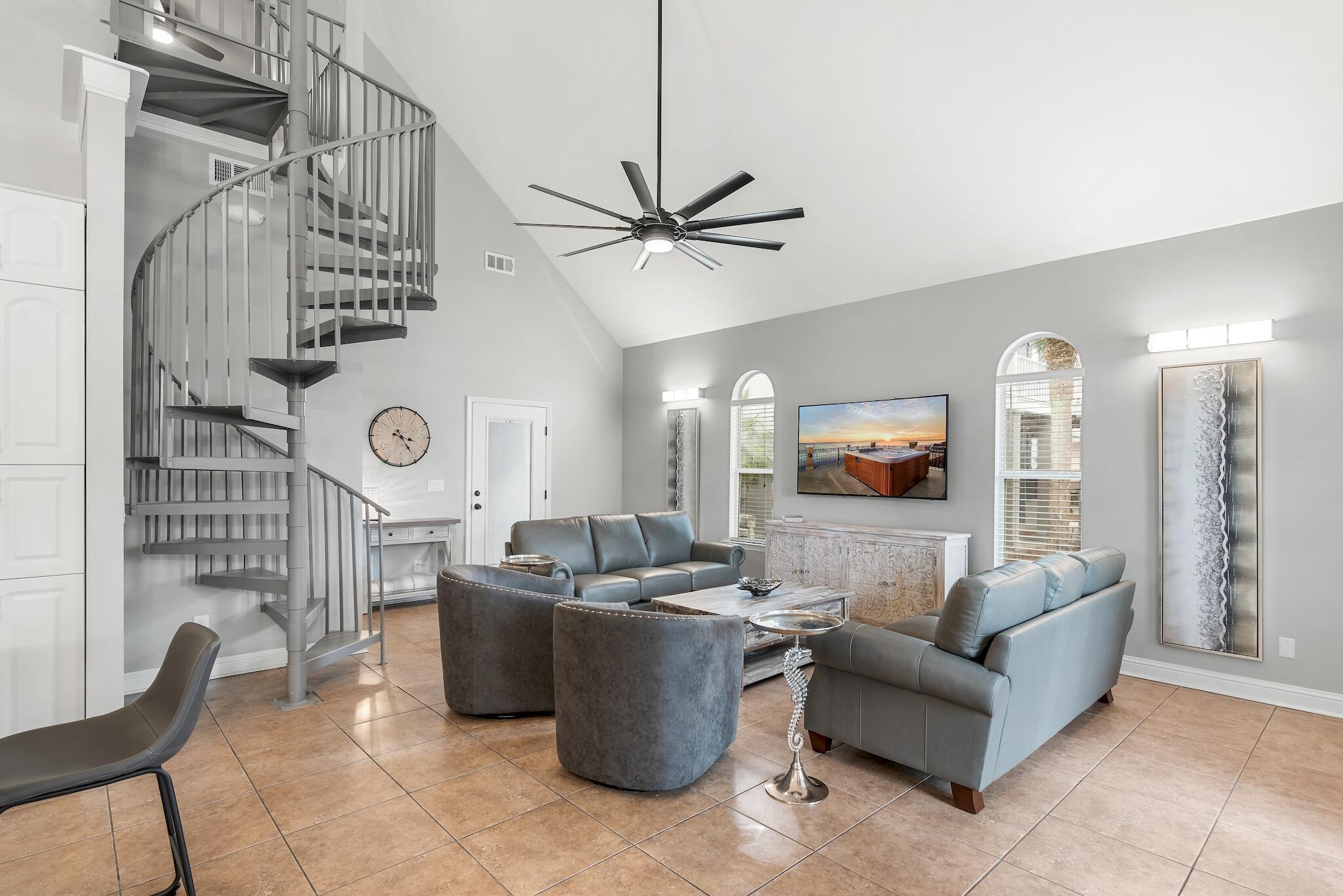 Image 3: 19 Diamond - Living Room 2