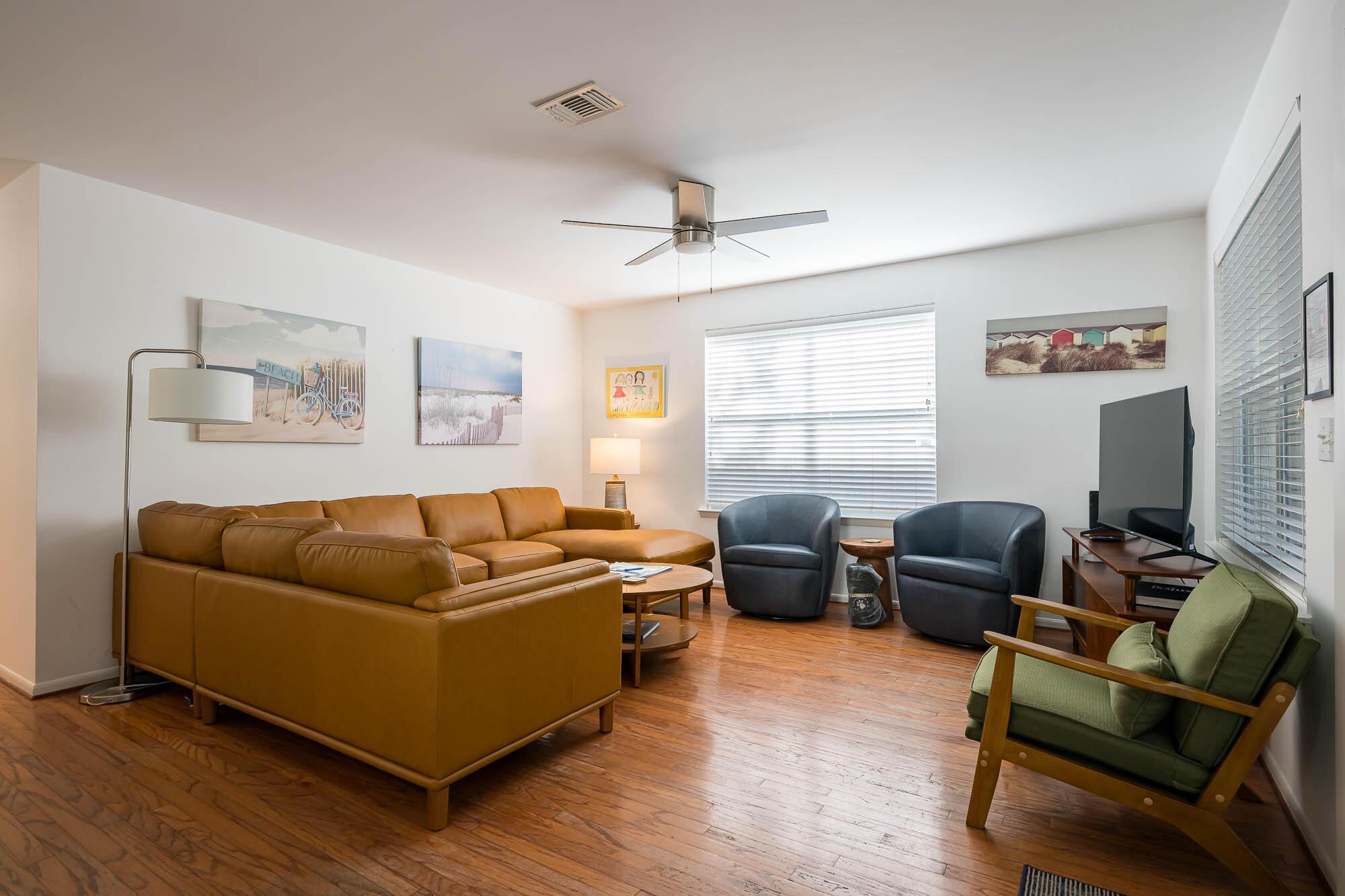 Image 2: Living (1).jpg