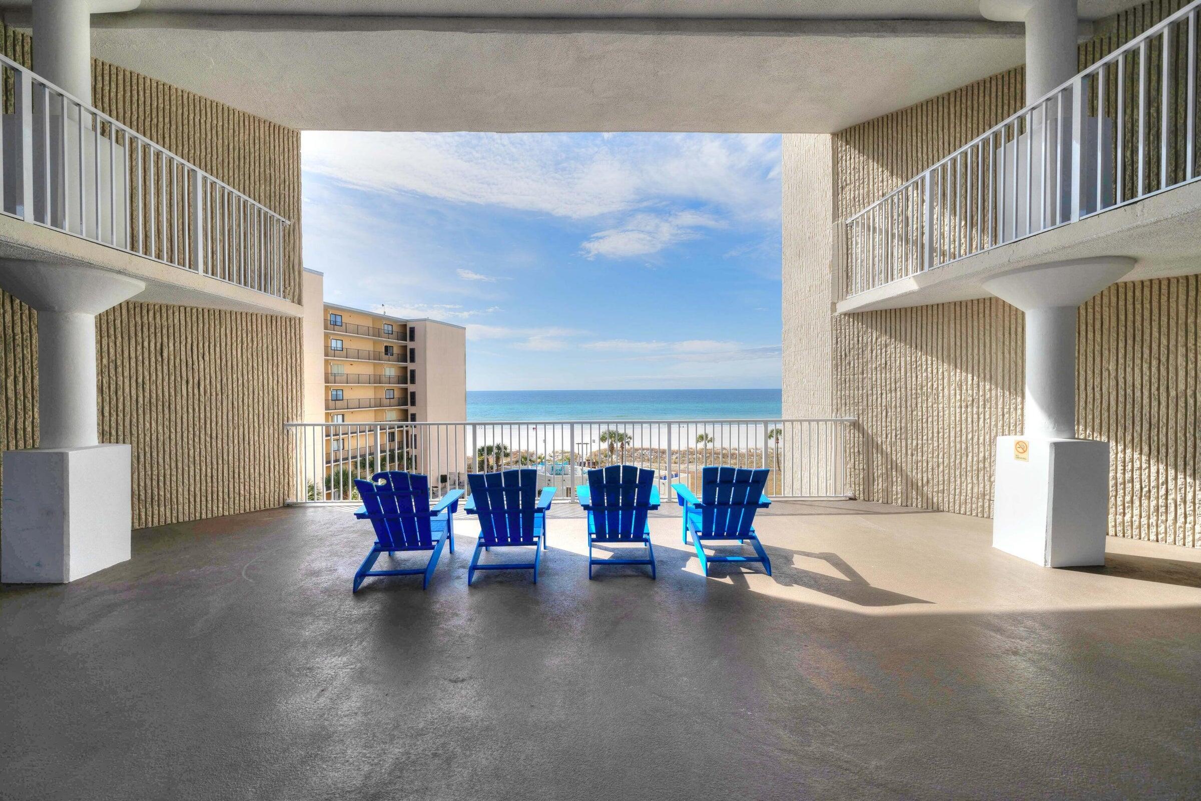 Image 2: HUGE Gulf views from communal balconies