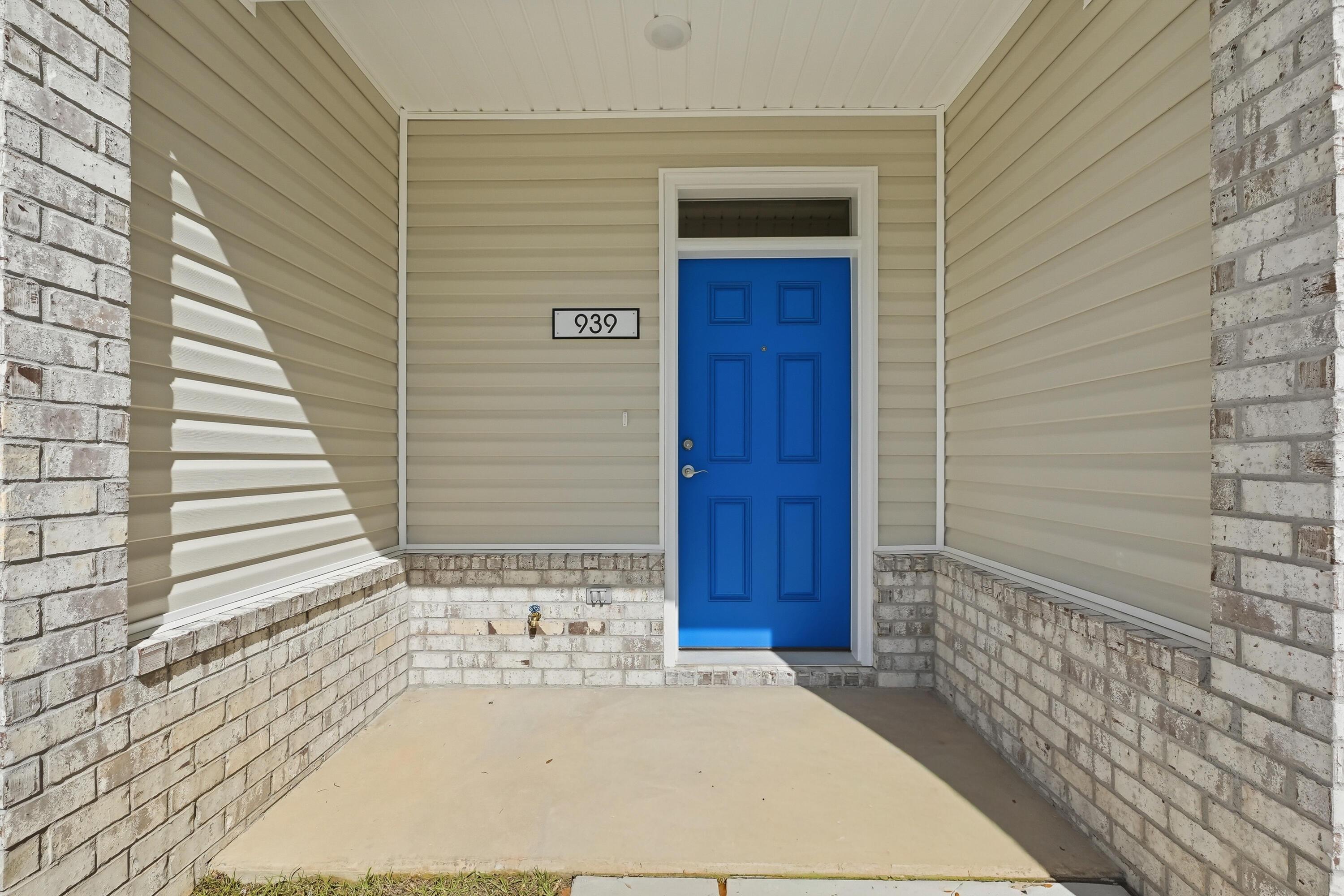 Image 3: 929 Kenzie Front Door