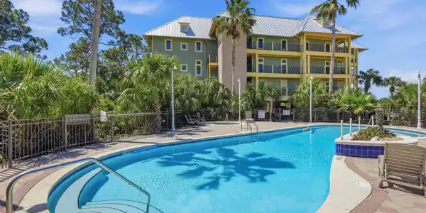 Image 2: The Club Pool