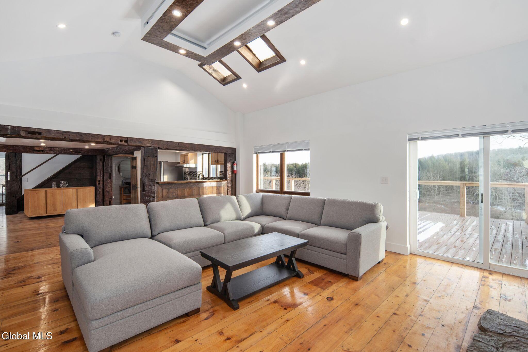 Image 3: 9-320MerchantRd_09