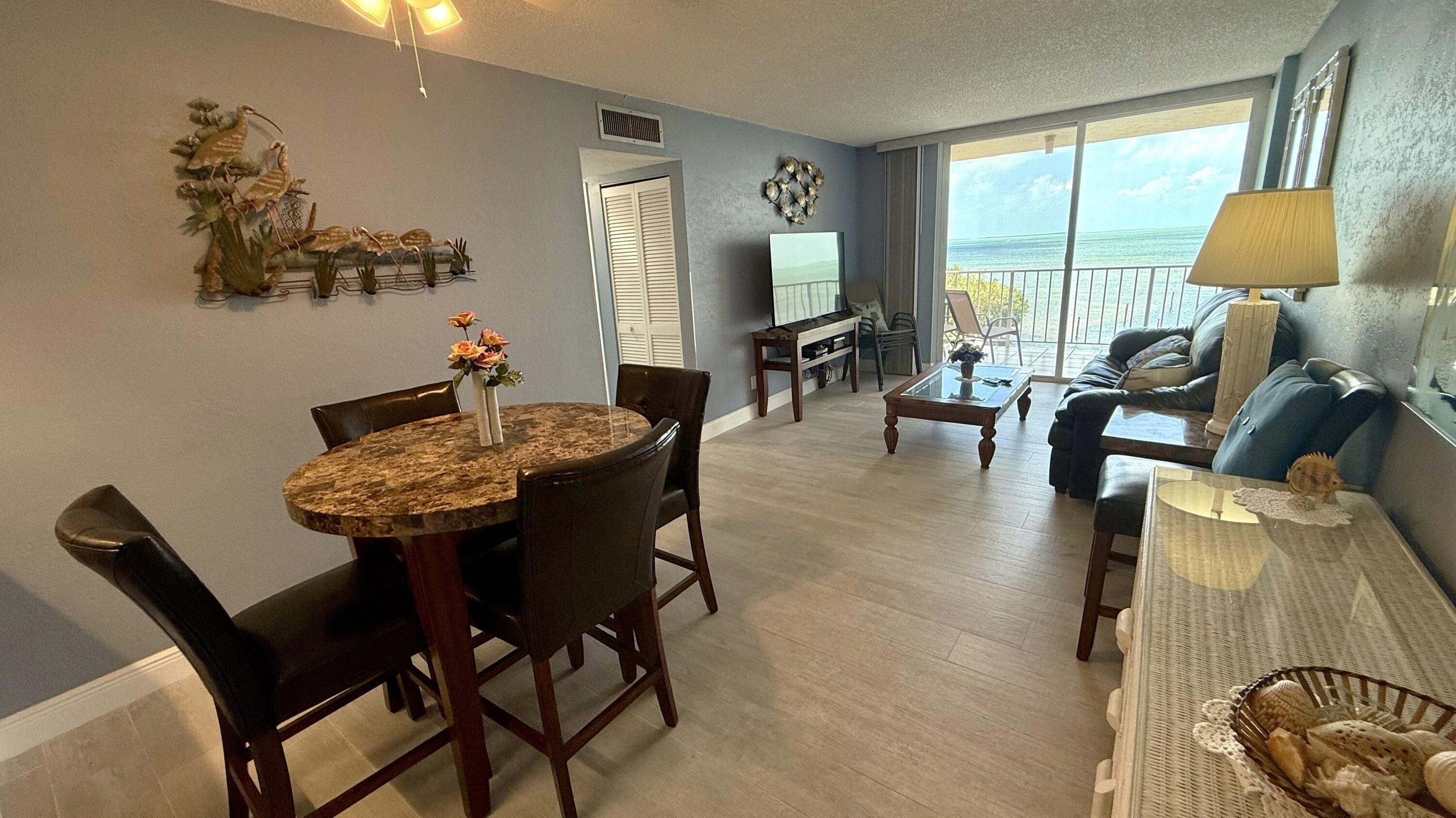 Image 3: 3 living room