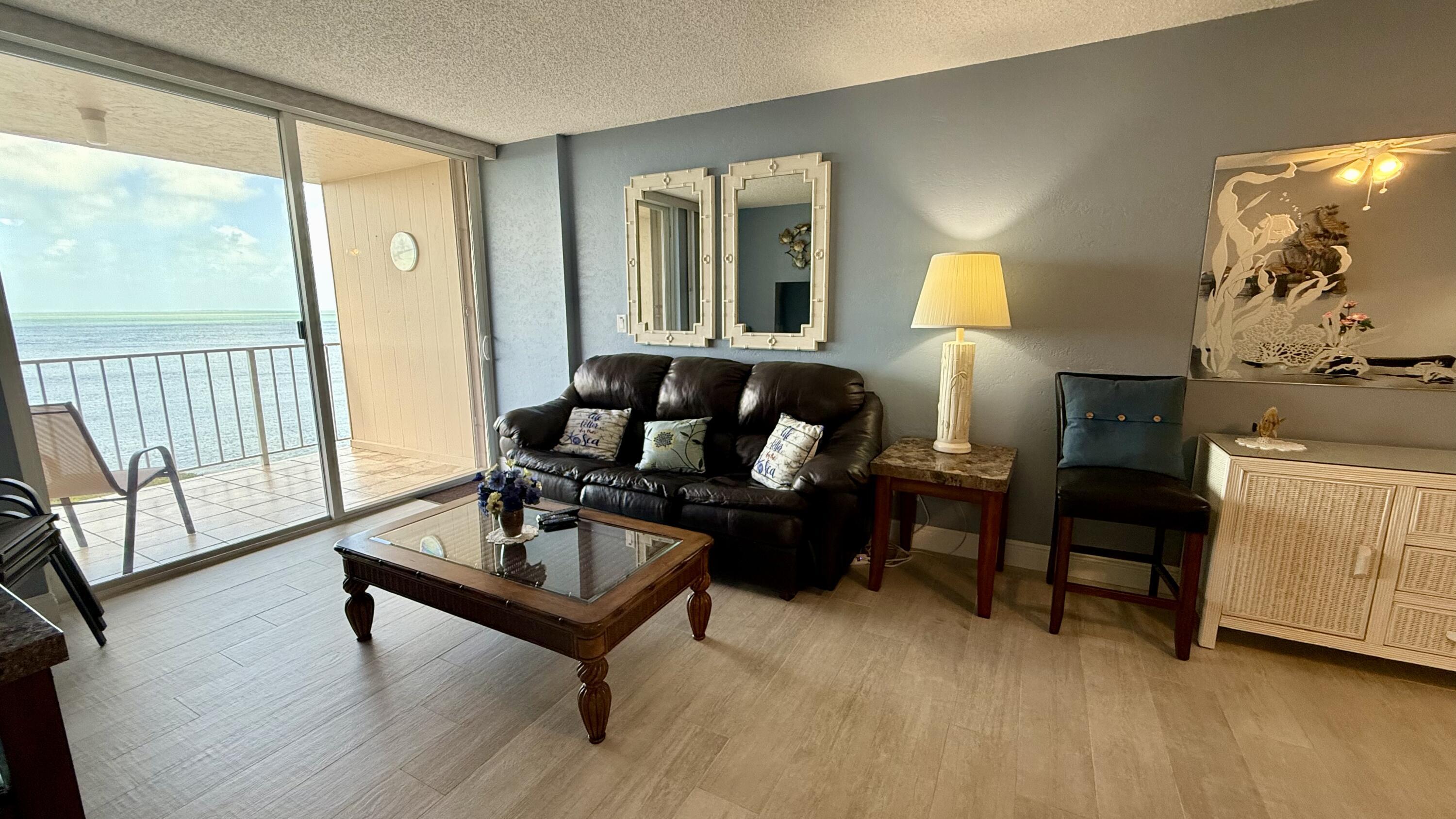 Image 4: 4 living room