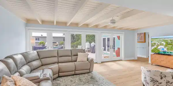 Image 4: Living Area