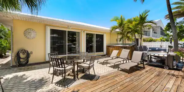 Image 3: Relaxing Deck - Patio