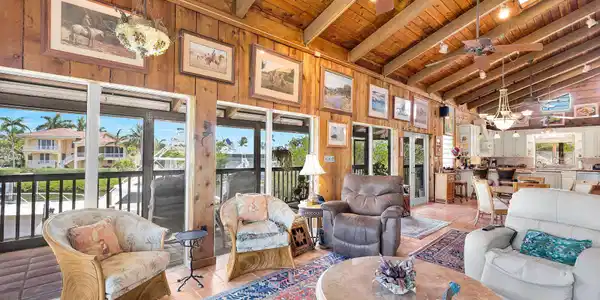 Image 3: Living Room 4