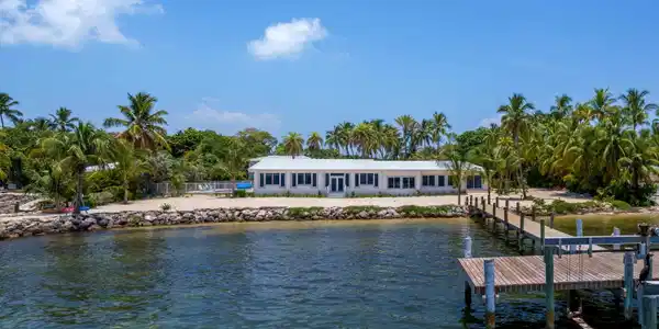 Image 2: 200' of Oceanfront