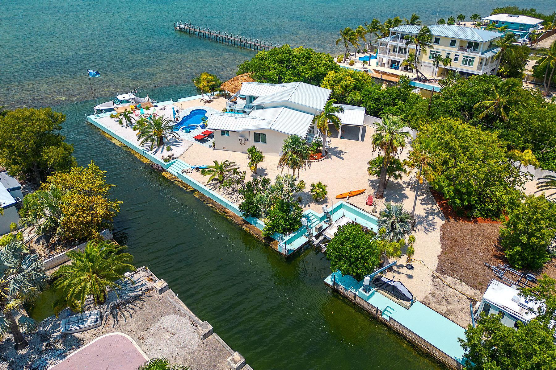 Image 3: Estate facing west