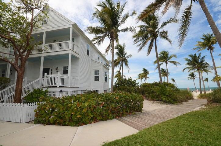 Image 3: Front and Side View of Beach home