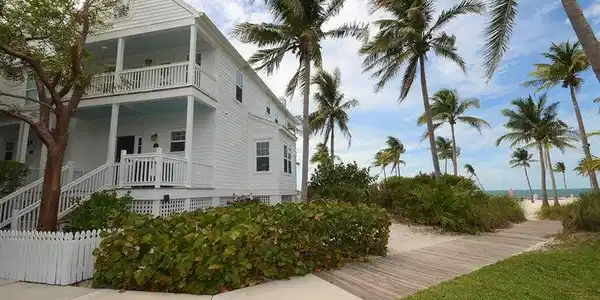 Image 3: Front and Side View of Beach home