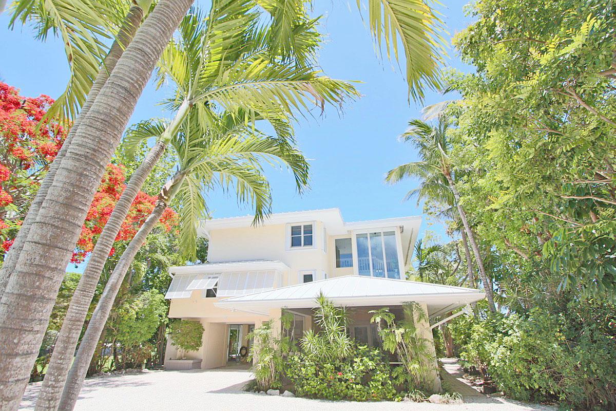 Image 4: Landscaped Front Yard