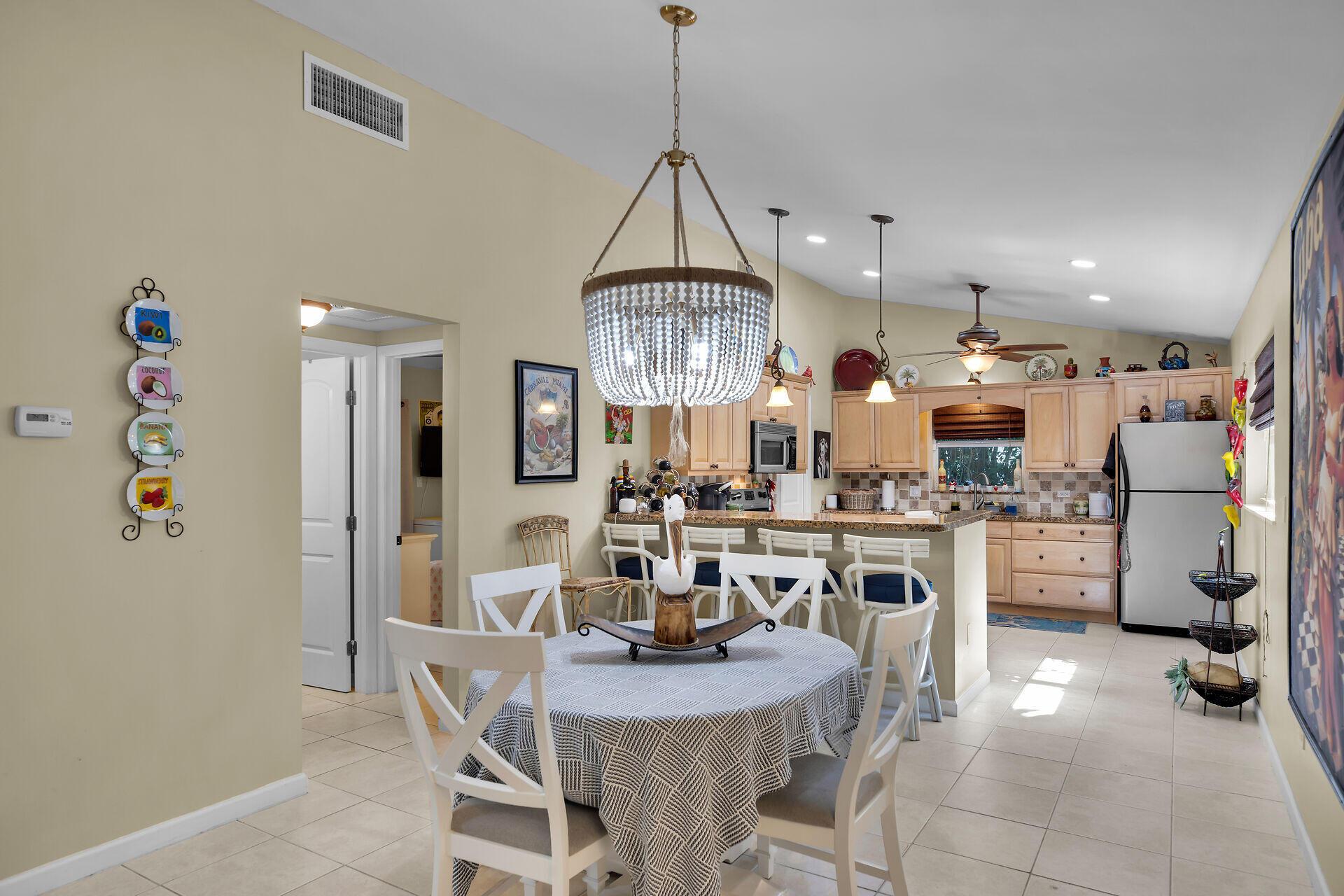 Image 4: Breakfast Table and Kitchen