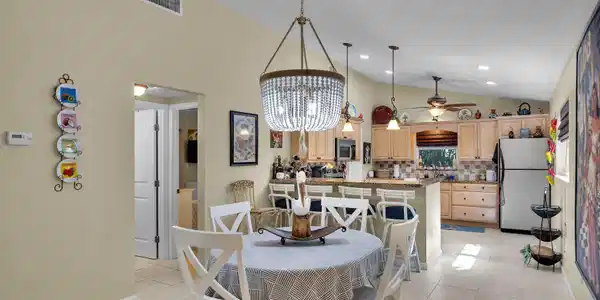 Image 4: Breakfast Table and Kitchen