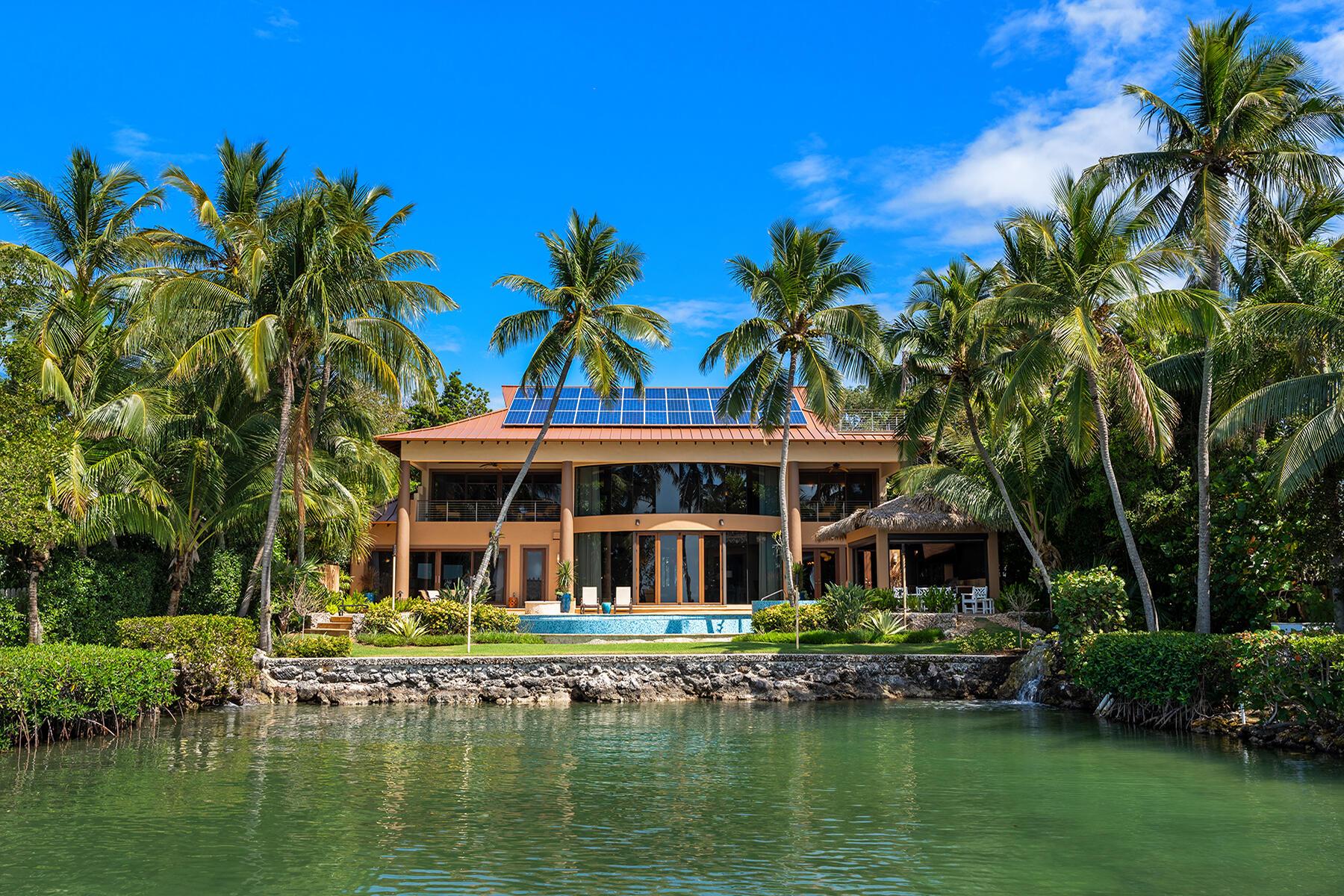 Image 4: Bayfront Estate with Boat Basin