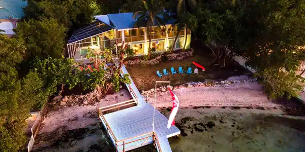 Image 2: Magnificent bayfront location!