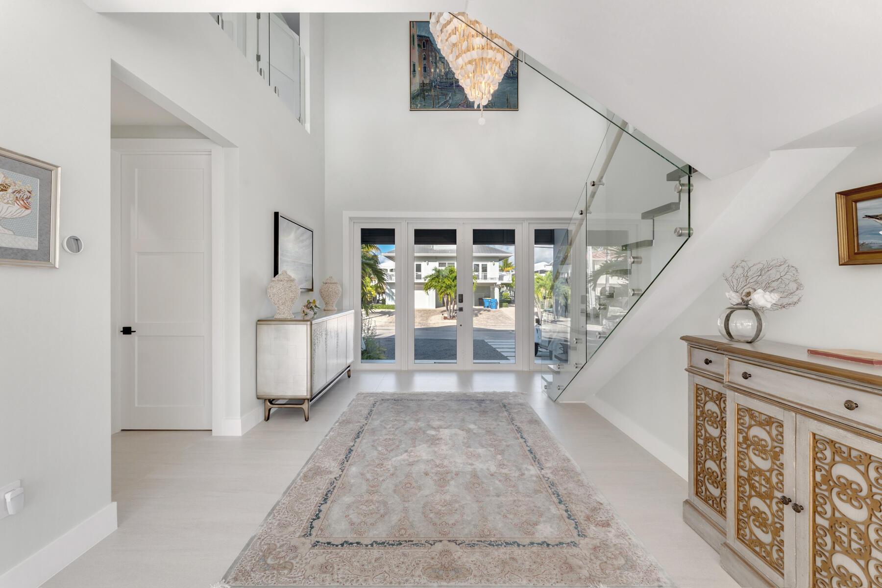 Image 4: Foyer and entrance