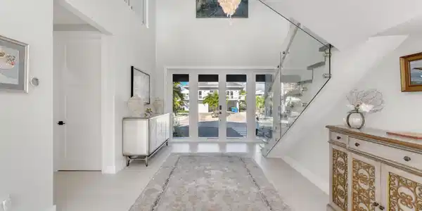 Image 4: Foyer and entrance
