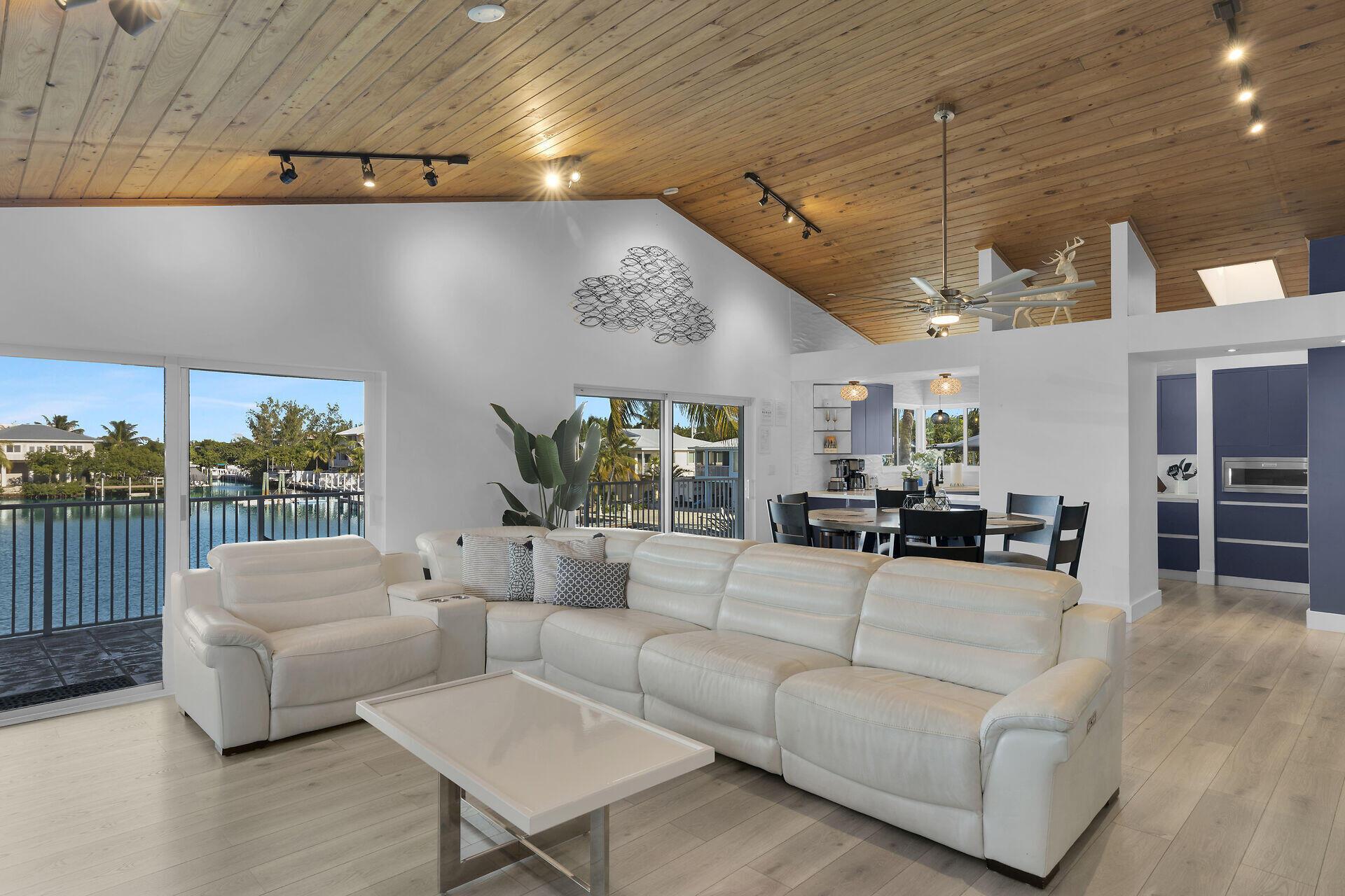 Image 2: Living Area 4