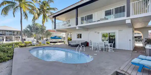 Image 3: Pool 4