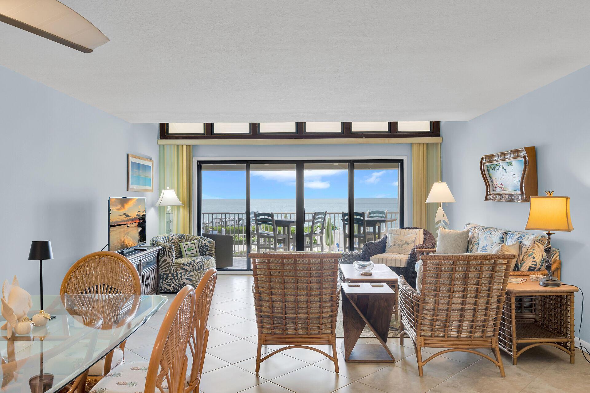 Image 3: Living - Balcony