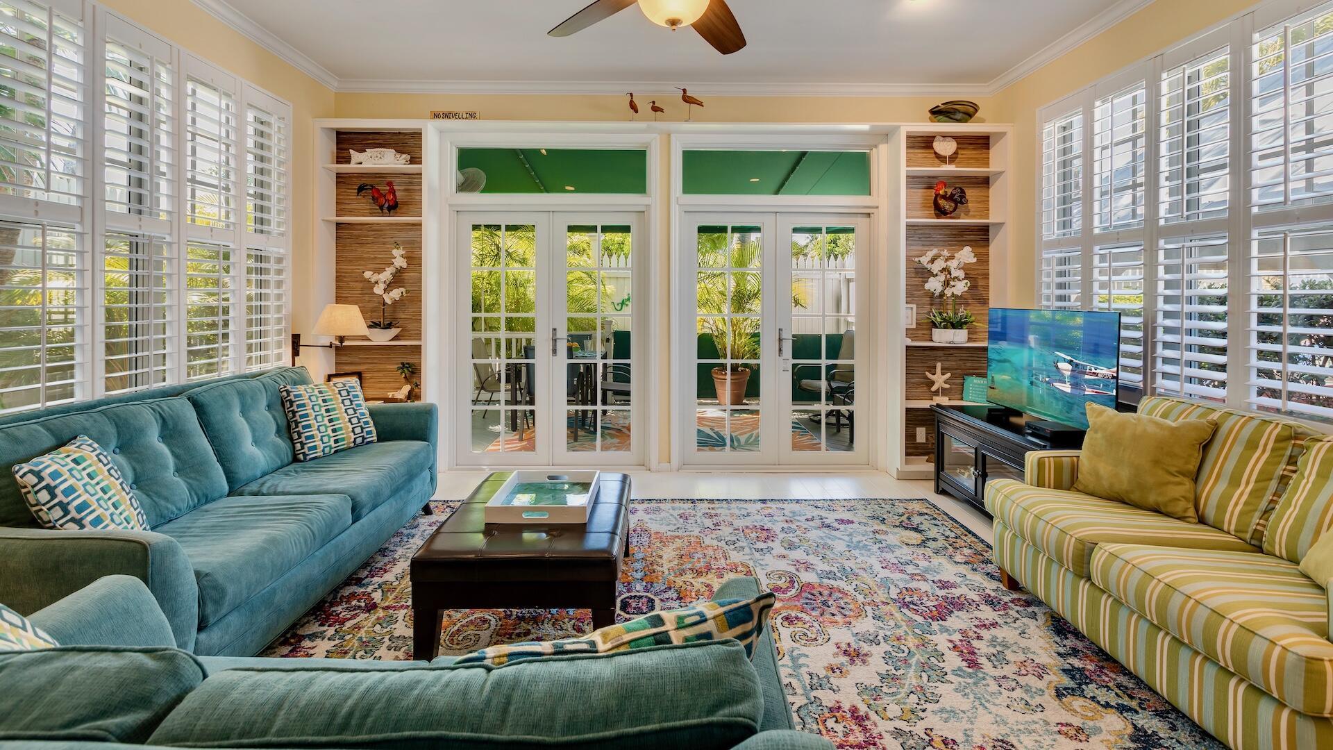 Image 3: 2-212 FLEMING ST living - 1