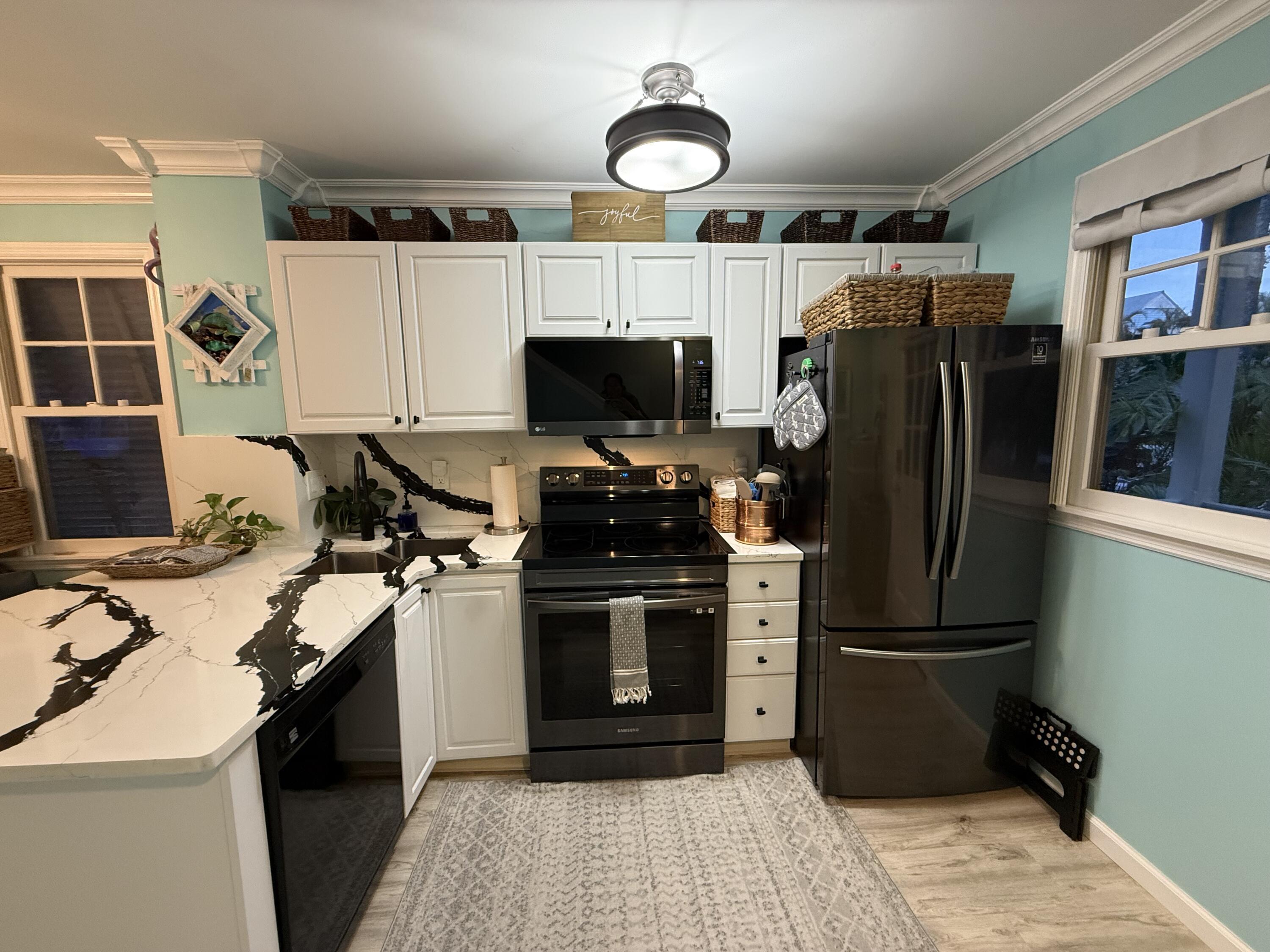 Image 4: Kitchen