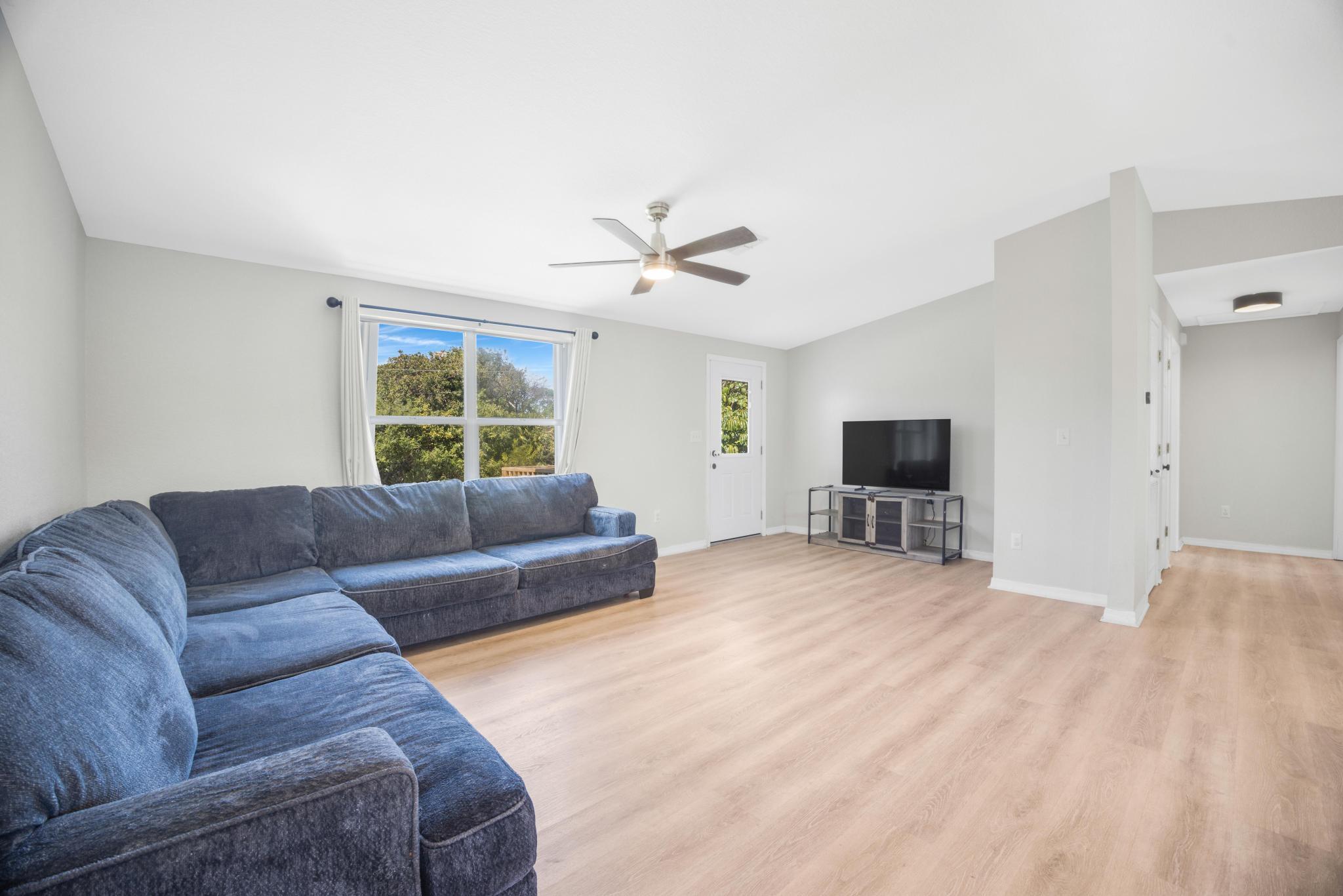 Image 4: Living Room
