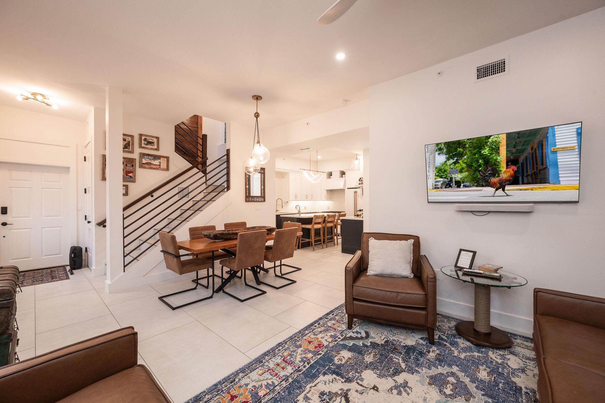 Image 4: Open Living / Dining w/10' Ceilings
