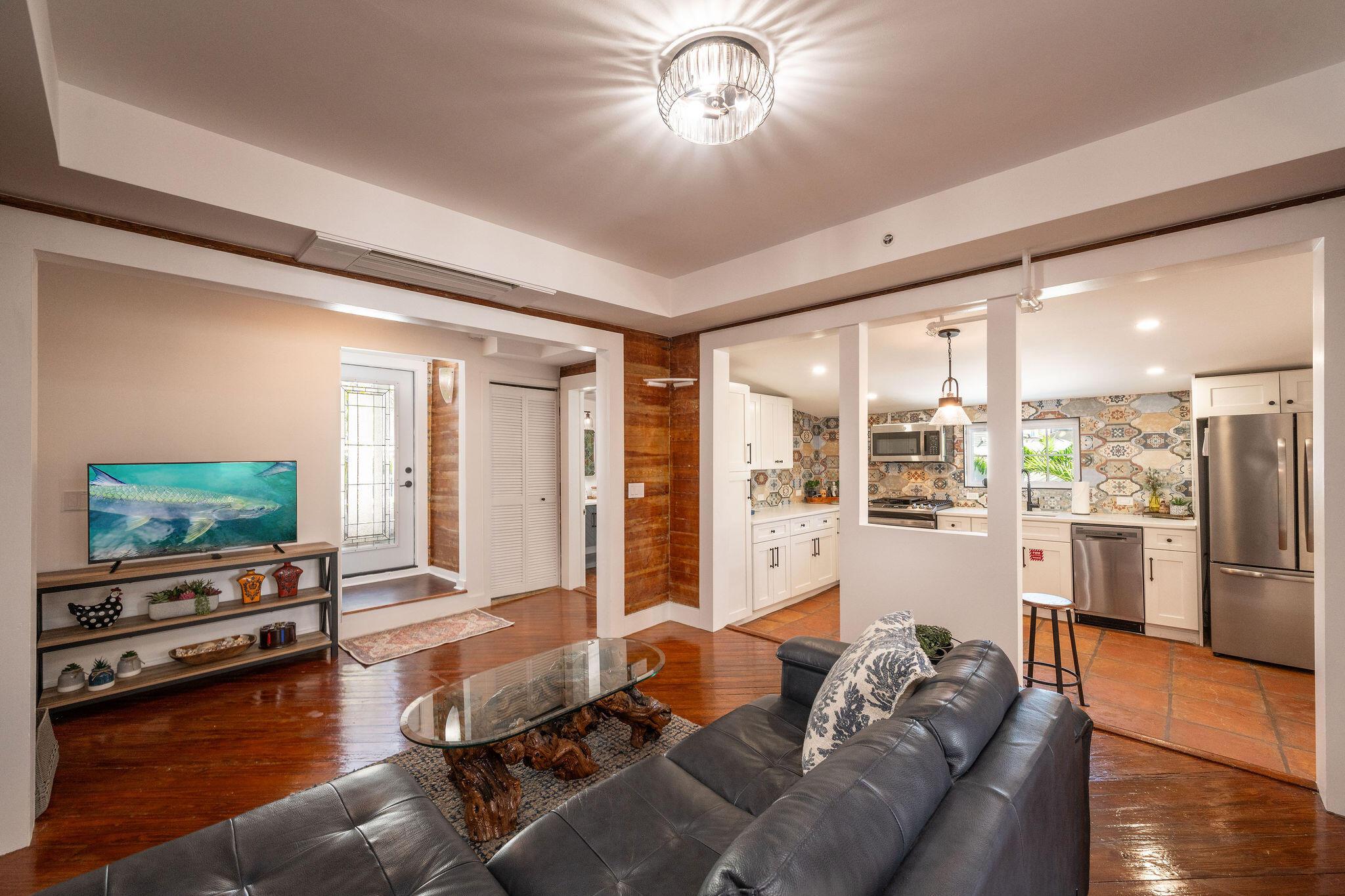 Image 2: Living Room / Kitchen