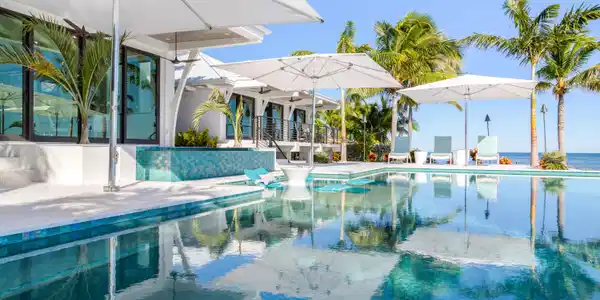 Image 4: Infinity Pool & Spa