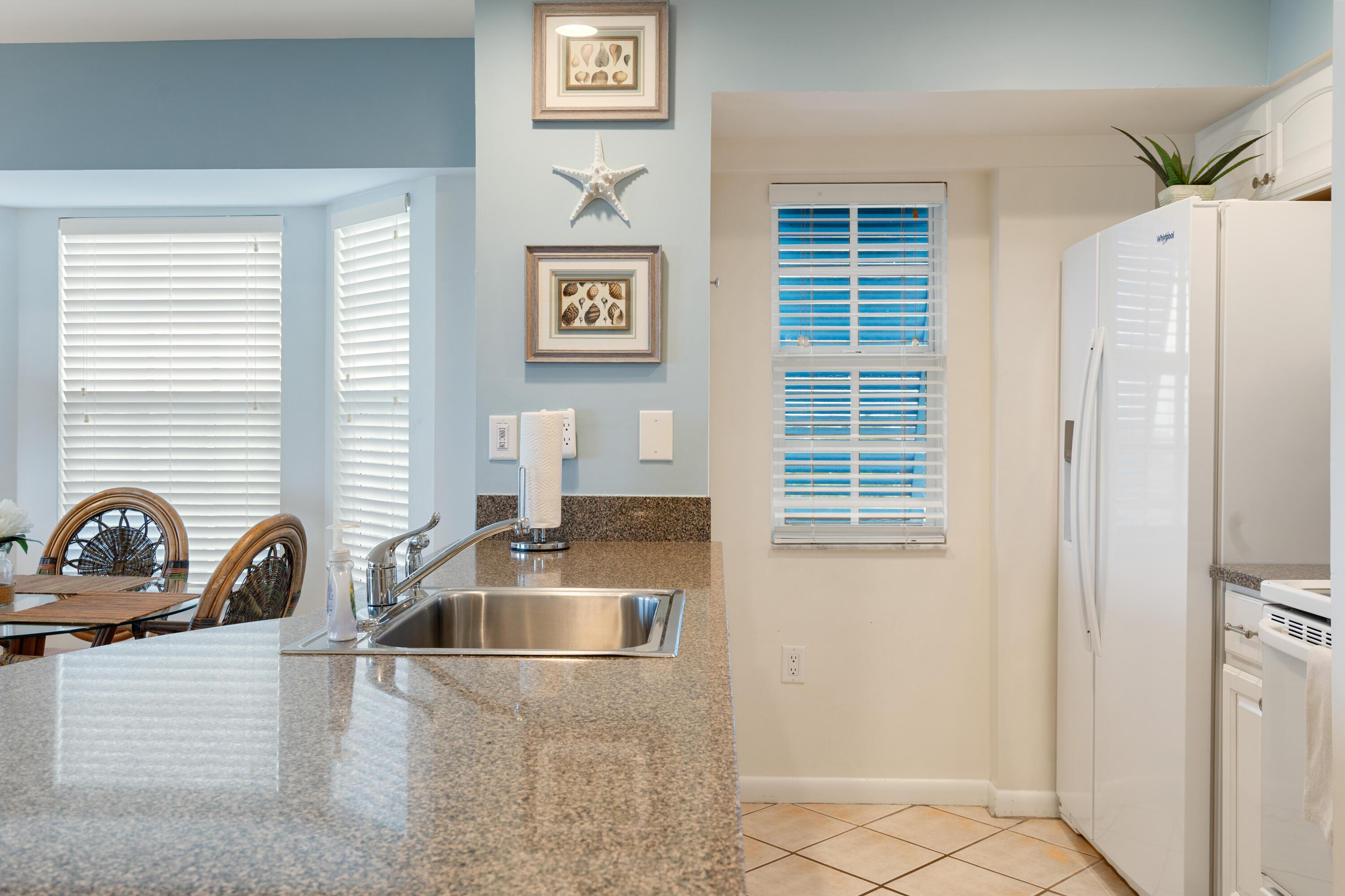 Image 4: Kitchen windows