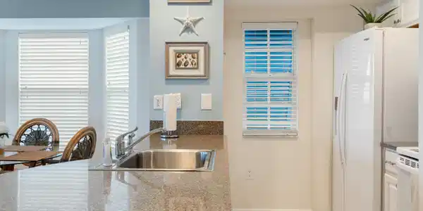 Image 4: Kitchen windows