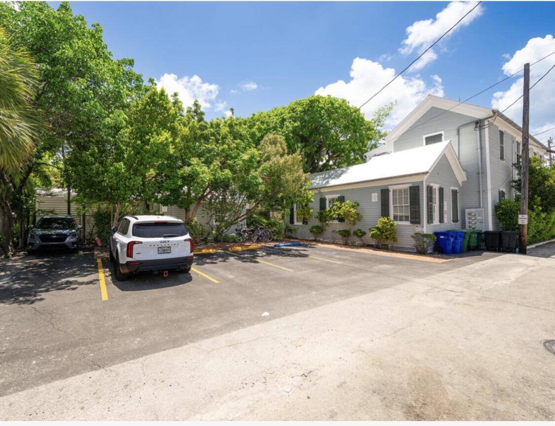 Image 2: 6 Parking Spaces