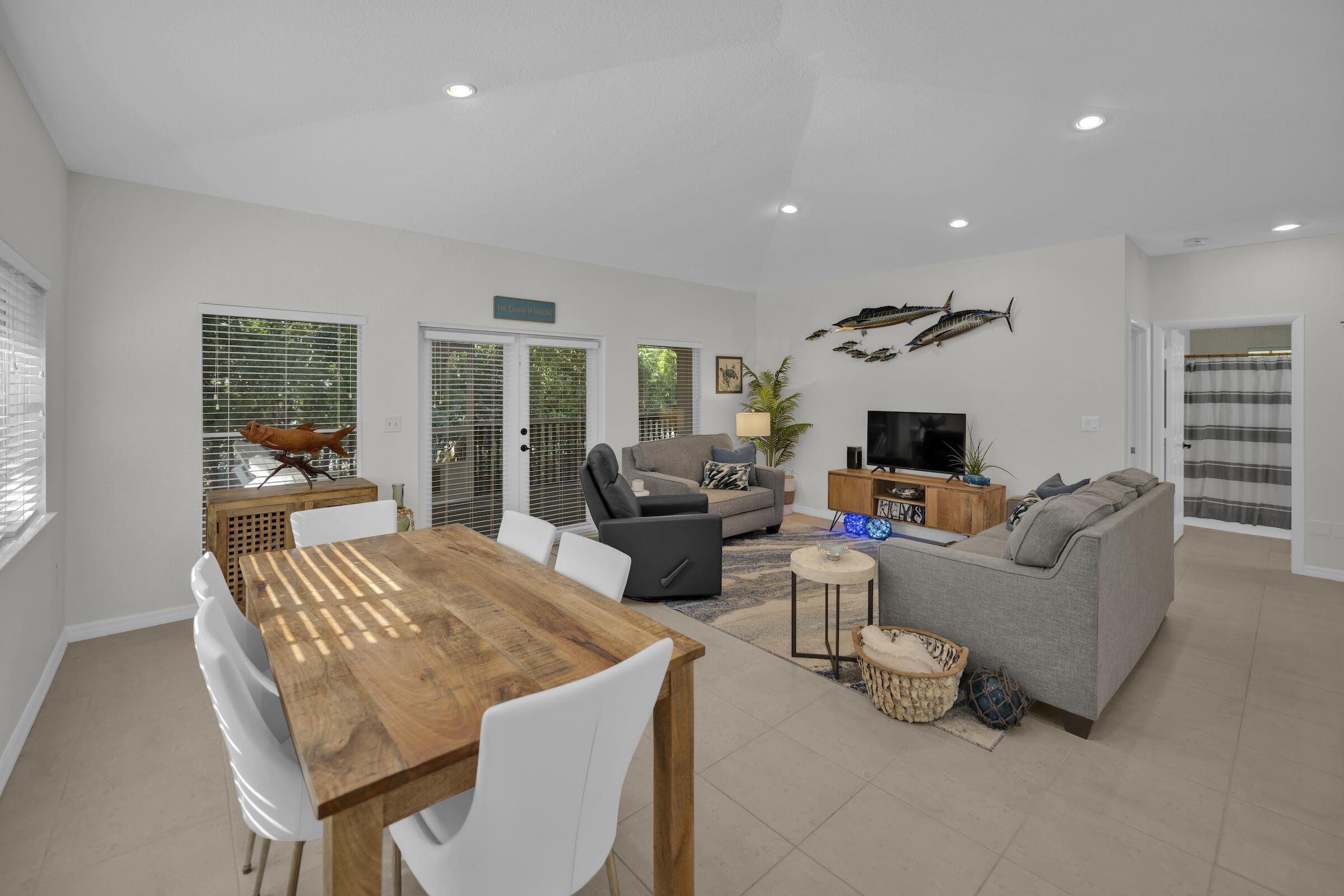 Image 4: Living Room