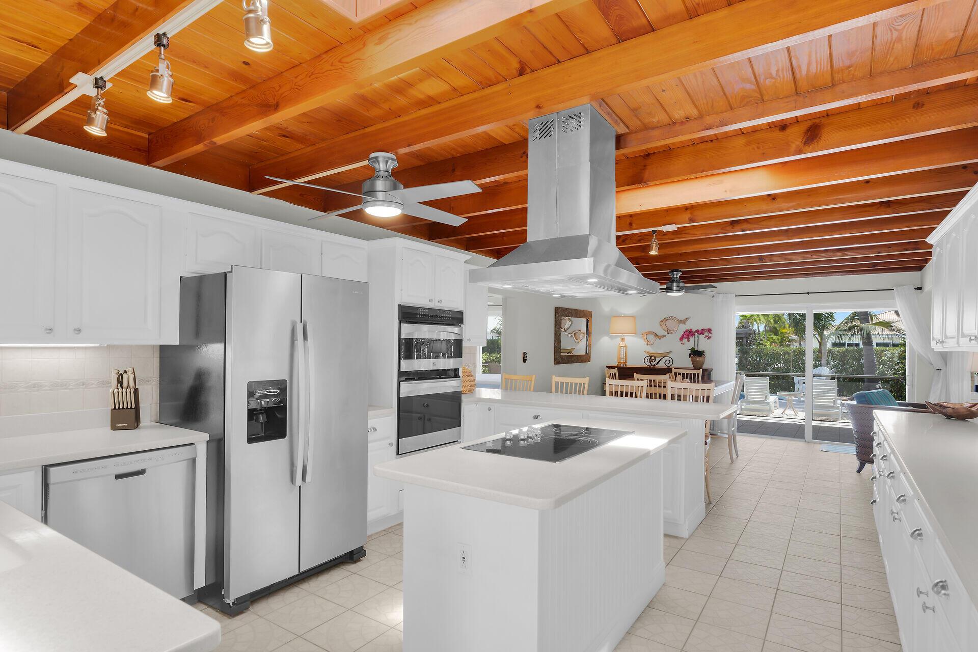 Image 4: HUGE Kitchen