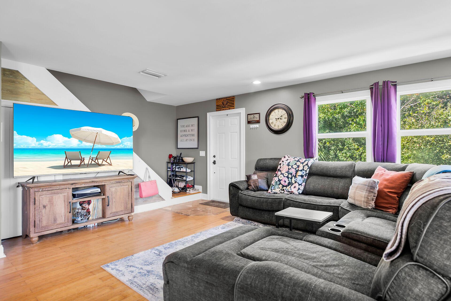Image 4: Open Living Area