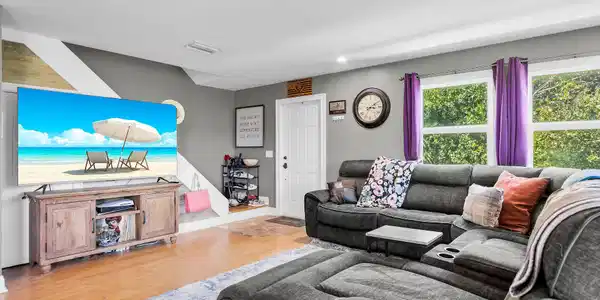 Image 4: Open Living Area