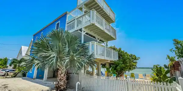 Image 3: Ocean Front Home with Sunset Views (7 of