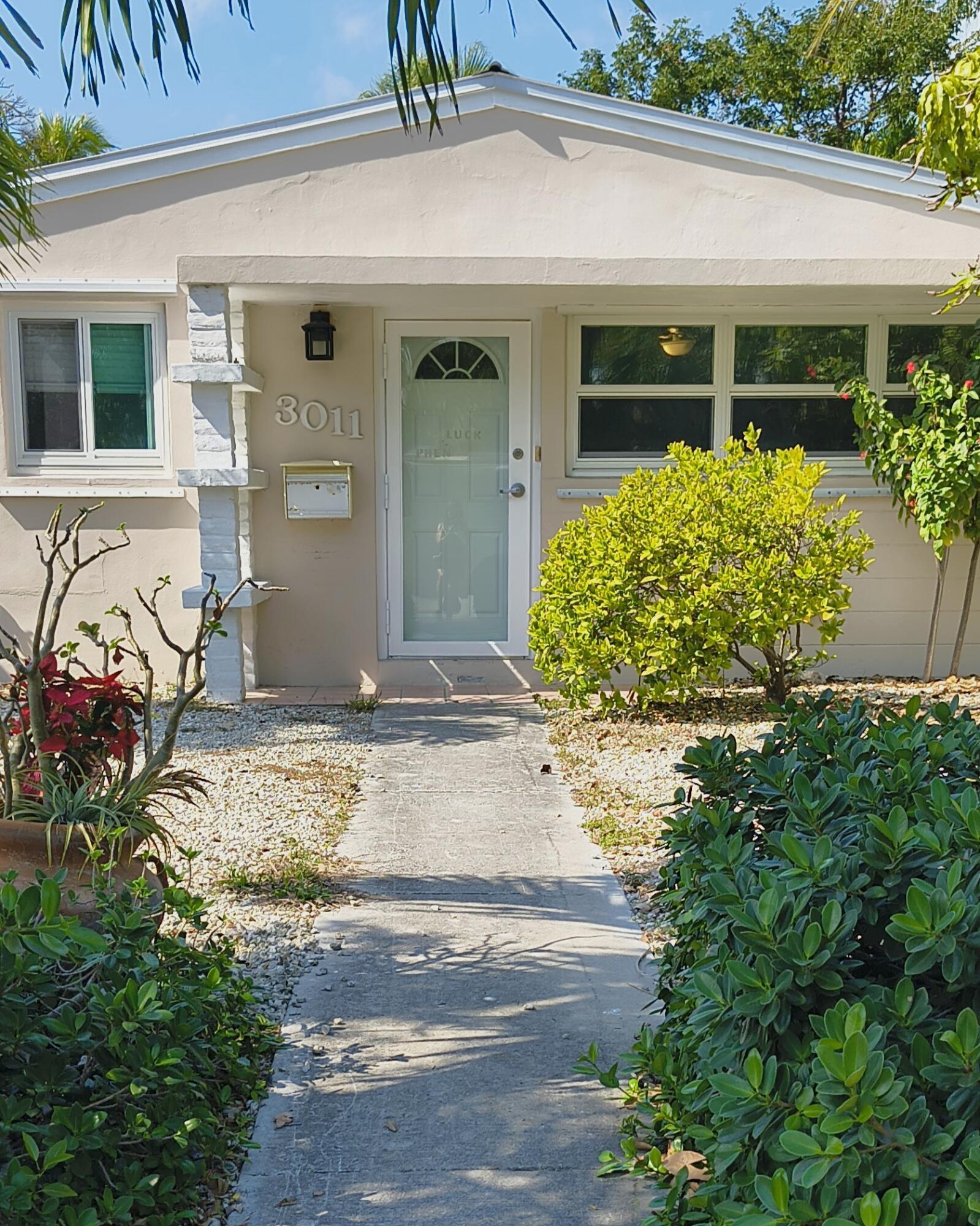Image 4: Front Entrance