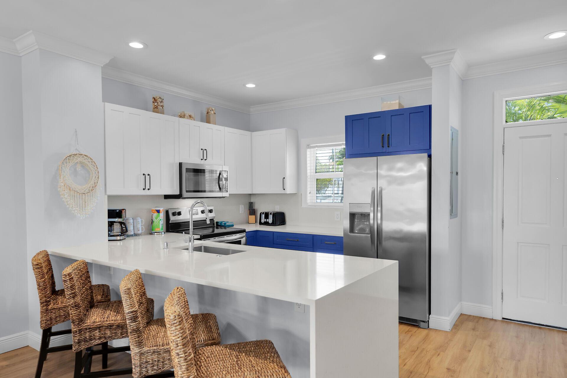 Image 4: Kitchen and Breakfast Bar