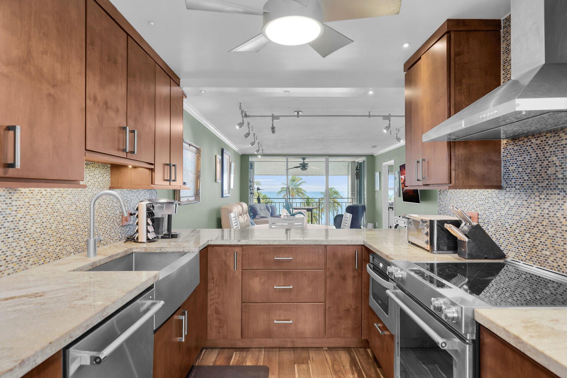 Image 3: 401E kitchen