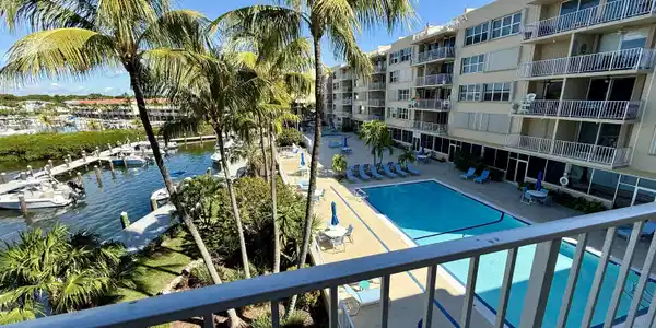 Image 3: Balcony 3