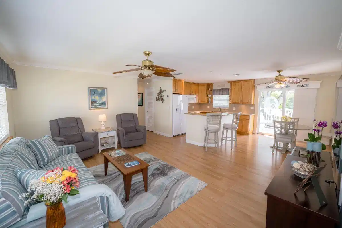 Image 1: Living Area