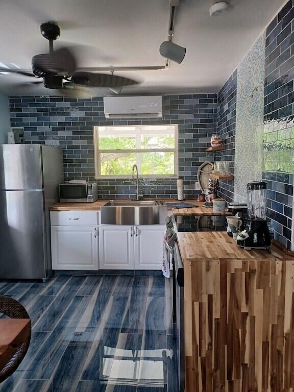 Image 1: kitchen