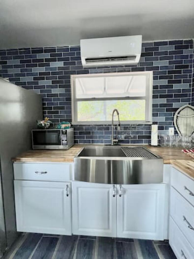Image 3: kitchen