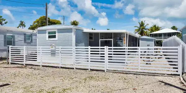 Image 3: Front View